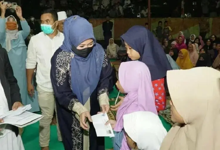 SANTUNAN: Bupati Pandeglang, Irna Narulita didampingi Kades Girijaya, sedang memberikan santunan kepada anak yatim pada saat acara Girijaya Bertasbih memperingati tahun baru Islam, Rabu (19/8). (NIPAL/SATELIT NEWS)