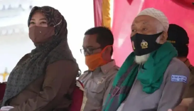 BERDAMPINGAN: Bupati Pandeglang Irna Narulita bersama Abuya KH Muhtadi Dimyati Cidahu, saat menghadiri acara Sispamkot di Jalan Raya A. Satriawijaya tepatnya di depan Pendopo Bupati Pandeglang, Selasa (25/8). (NIPAL/SATELIT NEWS)