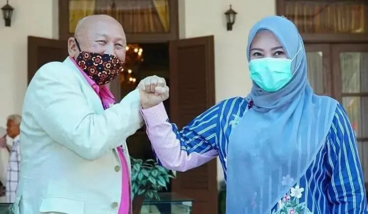 KUNJUNGAN: Bupati Pandeglang Irna Narulita dan mantan pebalap nasional Tinton Suprapto usai melakukan pertemuan di Pendopo Bupati Pandeglang, Kamis (21/8). (ISTIMEWA)