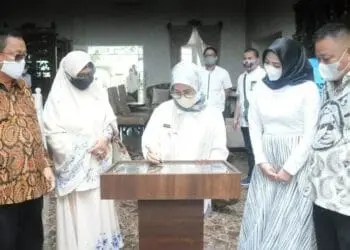 PEMBUKAAN: Bupati Lebak Iti Octavia Jayabaya saat menandatangani batu prasasti sekaligus membuka Rahaya Resto dan Resort, di Desa Aweh, Kecamatan Kalanganyar, Rabu (5/8). (MULYANA/SATELIT NEWS)