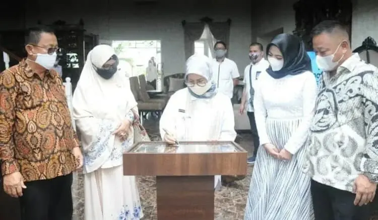 PEMBUKAAN: Bupati Lebak Iti Octavia Jayabaya saat menandatangani batu prasasti sekaligus membuka Rahaya Resto dan Resort, di Desa Aweh, Kecamatan Kalanganyar, Rabu (5/8). (MULYANA/SATELIT NEWS)