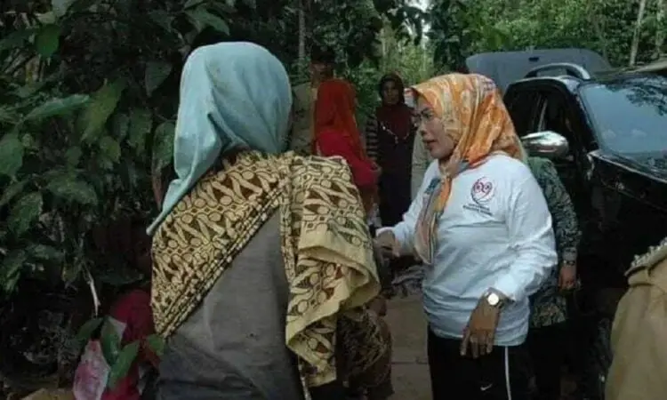 BLUSUKAN: Bupati Serang Ratu Tatu Chasanah menyapa masyarakat Serang utara, belum lama ini. (ISTIMEWA)