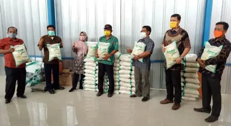 MENINJAU: Bupati Serang Ratu Tatu Chasanah bersama Dinas Pertanian Kabupaten Serang saat meninjau beras jaseng di salah satu penggilingan padi di Kabupaten Serang, belum lama ini. (ISTIMEWA)