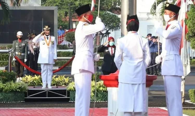 UPACARA: Bupati Serang Ratu Tatu Chasanah saat menjadi Inspektur Upacara Peringatan Kemerdekaan Republik Indonesia ke-75 di halaman Pendopo Bupati Serang, Senin (17/8). (SIDIK/SATELIT NEWS)