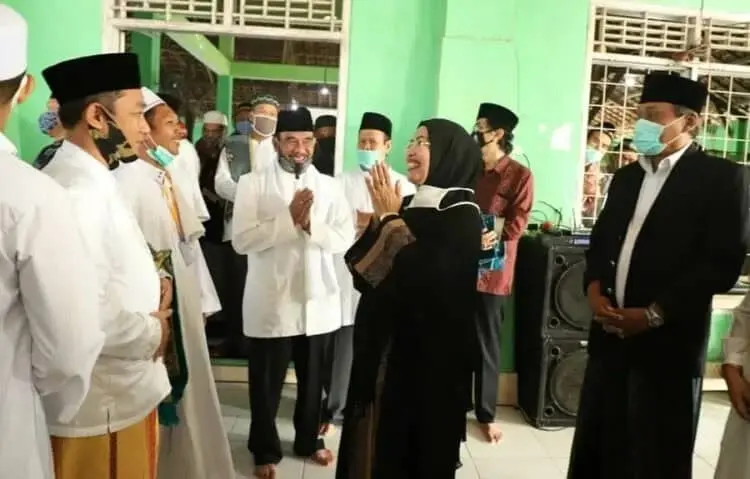 BERBINCANG: Bupati Serang Ratu Tatu Chasanah berbincang dengan para ulama dan kepala OPD di Masjid Al Muhajirin, Perum Graha Cisait, Kecamatan Krgailan, Kabupaten Serang, Minggu (2/8). (SIDIK/SATELIT NEWS)