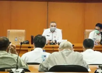 RAKOR: Suasana Rakor yang berlangsung di Ruang Rapat Wareng Lantai 3 Kantor Bupati Tangerang, tentang Percepatan Pengusahaan Terkait Jaringan Jalan Bebas Hambatan Dalam Kawasan Perkotaan Jabodetabek-Punjur, Rabu (12/8). (ADITYA/SATELIT NEWS)