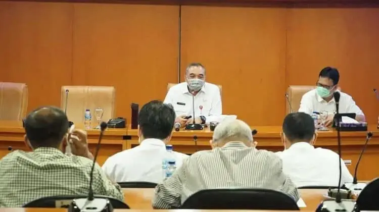 RAKOR: Suasana Rakor yang berlangsung di Ruang Rapat Wareng Lantai 3 Kantor Bupati Tangerang, tentang Percepatan Pengusahaan Terkait Jaringan Jalan Bebas Hambatan Dalam Kawasan Perkotaan Jabodetabek-Punjur, Rabu (12/8). (ADITYA/SATELIT NEWS)