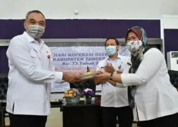 POTONG TUMPENG: Bupati Tangerang Ahmed Zaki Iskandar secara simbolis memberikan nasi tumpeng kepada Kepala Dinas Koperasi dan Usaha Mikro Kabupaten Tangerang, dalam acara Hari Koperasi Indonesia ke-73, di GSG Pusat Pemkab Tangerang, Rabu (12/8). (ALFIAN/SATELIT NEWS)