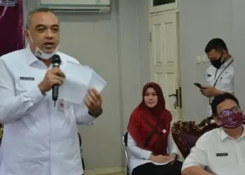 LAUNCHING PROGRAM: Bupati Tangerang A Zaki Iskandar saat meluncurkan program bantuan pemulihan ekonomi di Kabupaten Tangerang, Rabu (26/8). Peluncuran program dilakukan di Pendopo Bupati Tangerang. (ISTIMEWA)