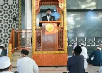 SAMBUTAN: Bupati Tangerang Zaki Iskandar saat menyampaikan sambutan sebelum pelaksanaan Salat Idul Adha di Masjid Al-Amjad, Puspemkab Tangerang, Tigaraksa, Jumat (31/7). (ISTIMEWA)