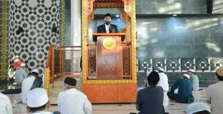 SAMBUTAN: Bupati Tangerang Zaki Iskandar saat menyampaikan sambutan sebelum pelaksanaan Salat Idul Adha di Masjid Al-Amjad, Puspemkab Tangerang, Tigaraksa, Jumat (31/7). (ISTIMEWA)