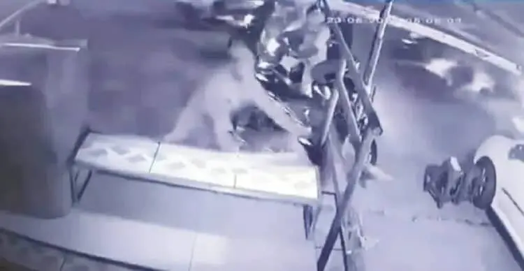 TANGKAPAN CCTV: Tangkapan layar, nampak segerombolan pemuda tak dikenal yang diduga gangster menyerang warga menggunakan celurit. Beruntung warga dapat menghindar dan melarikan diri. (INSTAGRAM/ISTIMEWA)