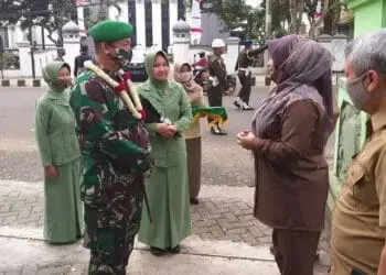 DANDIM BARU: Komandan Kodim (Dandim) 0601 Pandeglang yang baru, Letkol Kav Dedi Setiadi didampingi istrinya menyalami Bupati Pandeglang Irna Narulita, yang menyambut kedatangan Dandim baru di Mako Kodim 0601 Pandeglang, Selasa (4/8). (NIPAL/SATELIT NEWS)