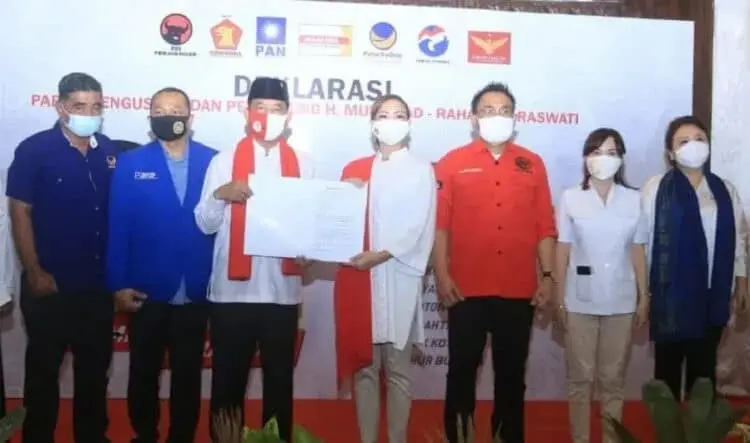 DEKLARASI: Pasangan Muhamad-Saraswati saat deklarasi pencalonan di Anggrek Resto, Serpong, Selasa (18/8). (IDRAL/BNN)
