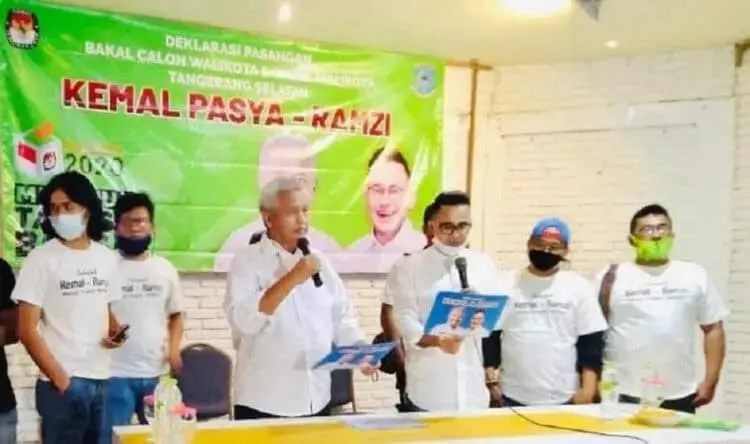DEKLARASI: Kemal Pasya dan Ramzi saat mendeklarasikan diri sebagai calon walikota dan calon wakil walikota Tangerang Selatan, Kamis (6/8). (JARKASIH/SATELIT NEWS)