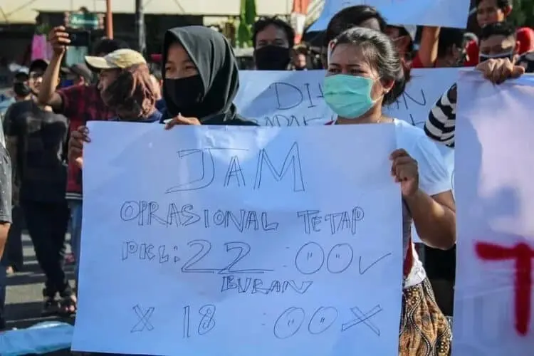 UNJUK RASA: Sejumlah aliansi pedagang Pasar Lama Kota Tangerang melakukan aksi unjuk rasa terkait pembatasan jam operasional baru di kawasan Pasar Lama, Kecamatan Tangerang, Kota Tangerang, Jumat (28/8). Pemkot Tangerang menerapkan pembatasan jam operasional baru untuk pelaku usaha di kawasan Pasar Lama sampai dengan pukul 18.00 WIB per 28 Agustus 2020 sehubungan dengan peningkatan kasus Covid-19 di Kota Tangerang. (DEDE KURNIAWAN/SATELIT NEWS)