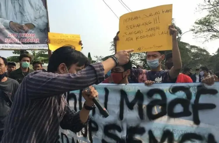 UNJUK RASA: Sejumlah massa melakukan unjuk rasa terkait kerusakan Jalan Ir Juanda, Kecamatan Batuceper, Kota Tangerang, Jumat (7/8). (IRFAN/SATELIT NEWS)
