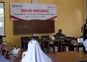DIALOG: Dialog Kebijakan, bertema “Peran CSR Dalam Pembangunan Pendidikan di Kabupaten Serang”, di salah satu rumah makan di Kota Serang, Rabu (26/8). (SIDIK/SATELIT NEWS)