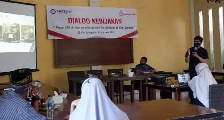 DIALOG: Dialog Kebijakan, bertema “Peran CSR Dalam Pembangunan Pendidikan di Kabupaten Serang”, di salah satu rumah makan di Kota Serang, Rabu (26/8). (SIDIK/SATELIT NEWS)