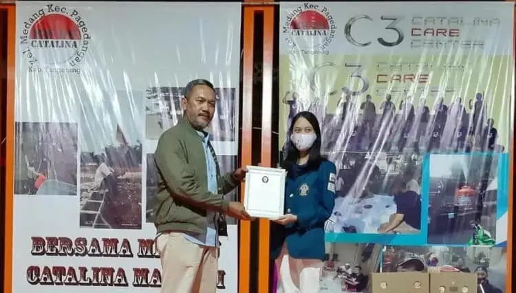 DIGITALISASI: Ketua RW 06 Cluster Catalina Arif Budisantosa secara simbolik menerima hasil KKN Aurelia Diva Salsabilla, Mahasiswi Statitika Undip, berupa digitalisasi sistem database kependudukan warga, Senin (17/8) malam lalu. (ISTIMEWA)