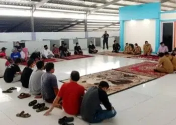 DISKUSI: Suasana diskusi bersama antara PD Pasar, Koperasi, Kepolisian, Kecamatan dan para pedagang pasar tumpah di Aula Pasar Tradisional Pelangi Sepatan, Kelurahan Sepatan, Kecamatan Sepatan, Selasa (4/8). (ALFIAN/SATELIT NEWS)