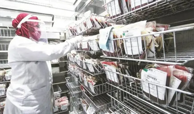 PENDONOR DARAH MENURUN: Petugas PMI Kota Tangerang merapikan stok darah. (DOK/SATELIT NEWS)