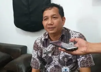 WAWANCARA: Kepala DPMPD Pandeglang, Doni Hermawan sedang diwawancarai wartawan di ruang kerjanya, Kamis (27/8). (NIPAL/SATELIT NEWS)