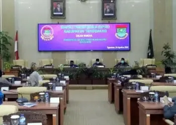 PARIPURNA: Bupati Tangerang Zaki Iskandar saat Rapat Paripurna pengantar KUPA dan PPAS Pemerintah Kabupaten Tangerang Tahun Anggaran 2020 di Gedung DPRD Kabupaten Tangerang, Tigaraksa, Senin (24/8). (ISTIMEWA)