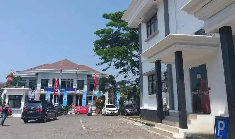 MEMBAHAYAKAN: Kondisi gedung Setda Pandeglang terlihat banyak yang rapuh, bahkan serpihan yang rusak berserakan di bawah, Jumat (28/8). (NIPAL/SATELIT NEWS)