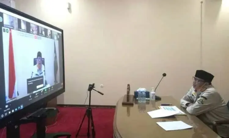 SEMINAR ONLINE: Gubernur Banten Wahidin Halim saat menjadi pembicara utama seminar online bertema "Tumbuh dan Bangkit Memasuki Era Adaptasi Baru" Universitas Bina Bangsa, Selasa (4/8). (ISTIMEWA)