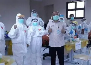 RAPID TEST: Guru dan staf di 22 SMP se-Tangsel menjalani rapid test sebagai antisipasi dan persiapan pelaksanaan pembelajaran tatap muka di sekolah. (JARKASIH/SATELIT NEWS)