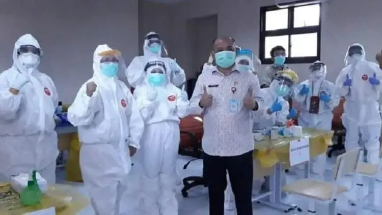 RAPID TEST: Guru dan staf di 22 SMP se-Tangsel menjalani rapid test sebagai antisipasi dan persiapan pelaksanaan pembelajaran tatap muka di sekolah. (JARKASIH/SATELIT NEWS)
