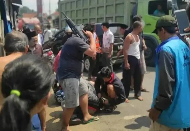DITANGKAP: Satreskrim Polres Pandeglang sedang membekuk pencuri motor di Jalan Raya Saketi-Picung tepatnya di Pasar Saketi, Kecamatan Saketi, pekan lalu. (ISTIMEWA)