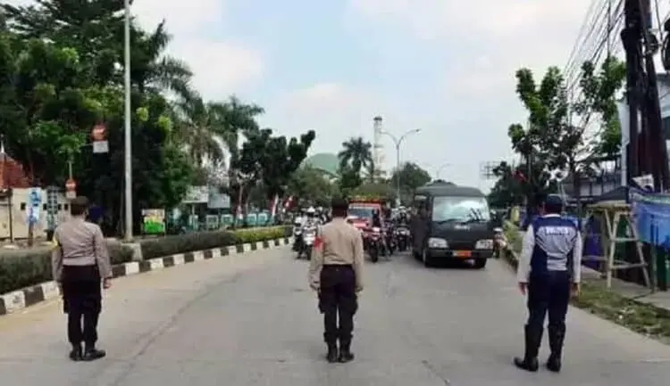 Pengguna Jalan di Pamulang Ikut Mengheningkan Cipta