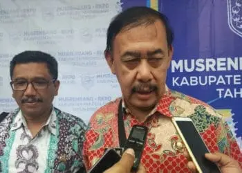 DIWAWANCARAI: Inspektur pada Inspektorat Kabupaten Pandeglang, Olis Solihin sedang diwawancarai wartawan di lingkungan Pendopo Bupati Pandeglang beberapa waktu lalu. (DOK/SATELIT NEWS)