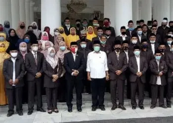 MELEPAS KAFILAH MTQ: Wakil Bupati Serang Pandji Tirtayasa saat melepas Kafilah Peserta MTQ Kabupaten Serang yang akan mengikuti MTQ XVII Tingkat Provinsi Banten, Senin (10/8). Pemkab Serang siapkan bonus Rp 30 juta, bagi juara pertama. (SIDIK/SATELIT NEWS)