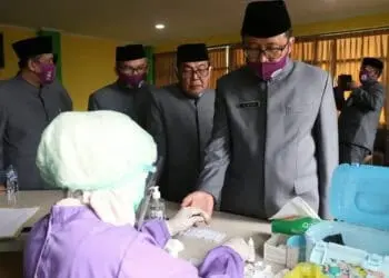 RAPID TEST: Semua kafilah Kabupaten Tangerang dilakukan Rapid Test untuk memastikan keamanan dan kesehatan. Sebelum diberangkatkan mengikuti MTQ XVII Tingkat Provinsi Banten di Masjid Raya Al Bantani Komplek Perkantoran Provinsi Banten, Senin (10/8). (FAJAR ADITYA KUSUMA/SATELIT NEWS)