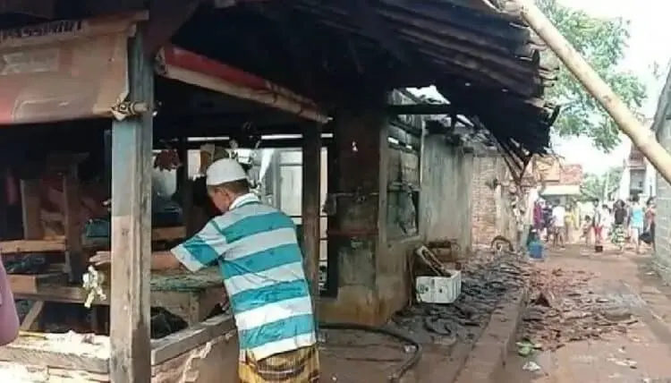 KEBAKARAN: Warung sembako milik Yakub warga Kampung Cabay Impres, Desa Sindang Jaya, Kecamatan Sindang Jaya yang hangus terbakar, Jumat (7/8). (ALFIAN/SATELIT NEWS)