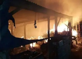 KEBAKARAN: ‎Sejumlah lapak pedagang di Pasar Harendong, di di Kecamatan Jawilan, Kabupaten Serang, ludes terbakar, sekitar pukul 05.00 WIB, Senin (3/8). Kebakaran terjadi, diduga akibat korsleting listrik. (ISTIMEWA)