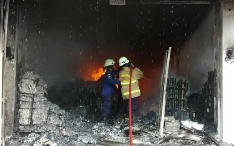 PEMADAMAN: Anggota Pemadam Kebakaran pada BPBD Kabupaten Tangerang sedang mencoba memadamkan api yang membakar ruko di komplek Garden Boulevard Citra Raya, Kecamatan Panongan, Kamis (27/8). (ALFIAN/SATELIT NEWS)
