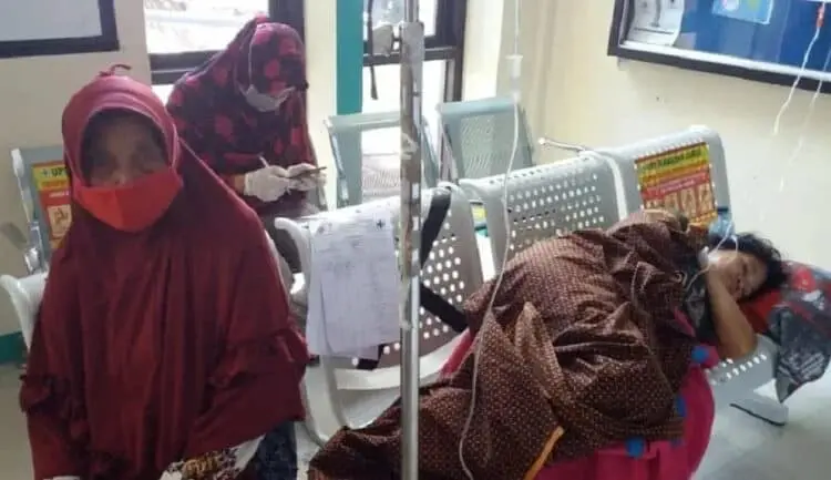 DALAM PERAWATAN : Pasien keracunan makanan sedang mendapatkan perawatan di Puskesmas Carita, Pandeglang, Minggu (9/8). (NIPAL/SATELIT NEWS)