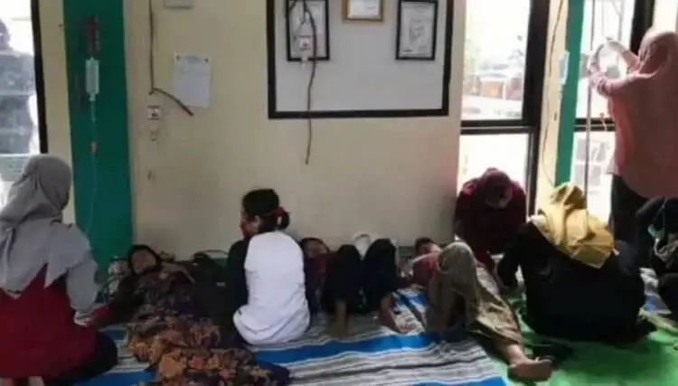 DIARE: Puskesmas Carita Kabupaten Pandeglang sedang menangani warga yang diare akibat keracunan makanan. (NIPAL SUTIANA / SATELIT NEWS)