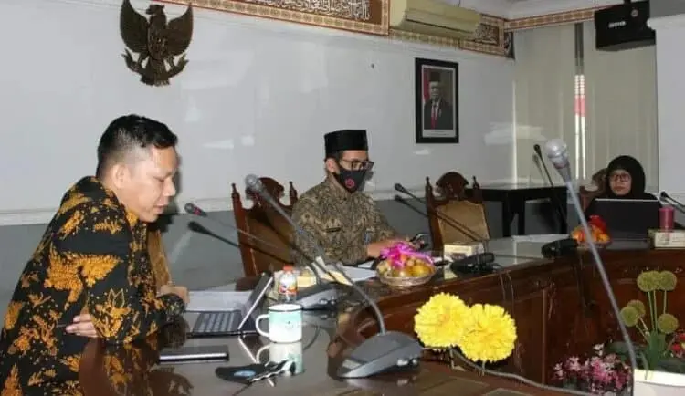 DISKUSI: Diskominfosatik Kabupaten Serang diskusi Rancangan Peraturan Menteri PAN RB tentang tugas dan tata kerja Tim Koordinasi SPBE, bersama jajaran Biro Organisasi, Inspektorat, Badan Perencanaan Pembangunan Daerah (Bappeda) dan Koordinator Perumusan Kebijakan SPBE KemenPAN RB, Perwitasari, di Aula Kh. Syam’un, Kamis (13/8). (ISTIMEWA)