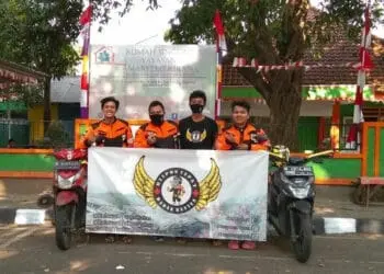 TANPA PAMRIH: Anggota Komunitas pengawal Ambulans RC Badak rela menjalankan aksinya tampa pamrih. (MELYANISA/SATELIT NEWS)