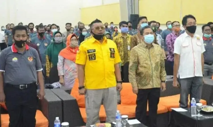 RAPAT ANGGOTA : Ketua KONI Kota Serang Deni Arisandi menyampaikan arahannya pada rapat anggota tahun 2020 di Aula Hotel Puri Kayana, Serang, Sabtu (8/8). (ISTIMEWA)