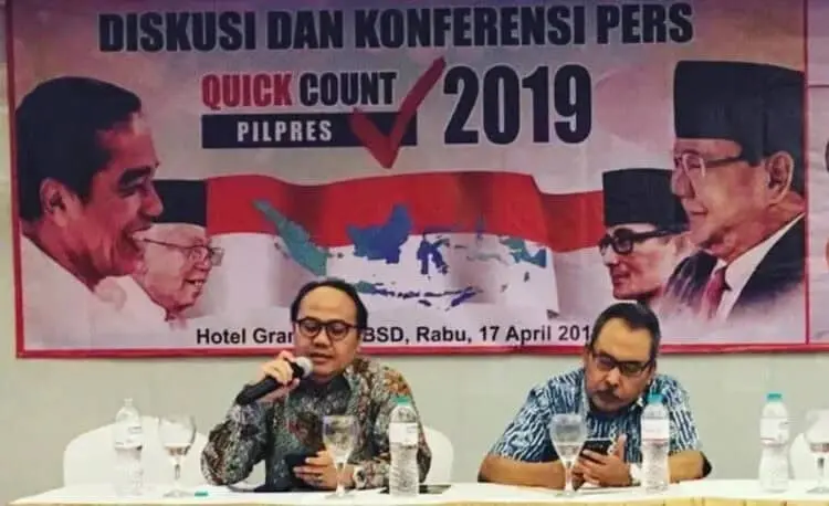 TAK SEHEBOH PILKADA DULU: Direktur Konsepindo Research and Consulting Veri Muhlis Arifuzzaman saat paparan quick count Pilpres 2018 lalu di Hotel Grand Zury, BSD, Kota Tangsel. (ISTIMEWA)