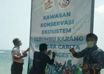 PENANDATANGANAN: KKP RI bersama para pihak lainnya secara simbolis mendatangani baligho, sebagai tanda kesiapan mensuksekan konservasi terumbu karang kawasan Pantai Mutiara Carita, Selasa (25/8). (NIPAL/SATELIT NEWS)