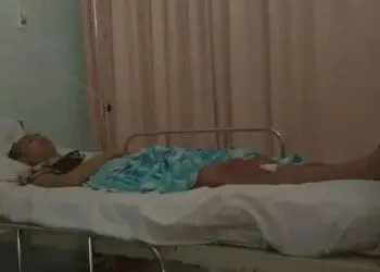 TERBARING: Putra Aji Adhari terbaring di salah satu rumah sakit di wilayah Ciledug. Putra menjadi korban pengeroyokan orang tak dikenal pada Rabu (22/7) lalu. (ISTIMEWA)