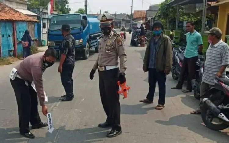 KECELAKAAN MAUT: Anggota Satlantas Polres Kota Tangerang terlihat sedang melakukan olah TKP laka lantas, antara sepeda motor beat dan bus karyawan yang menewaskan Pasutri di Jalan Raya Mauk-Rajeg, Kampung Sukadana, Desa Kedung Dalem, Kecamatan Mauk, Senin (10/8). (ALFIAN/SATELIT NEWS)