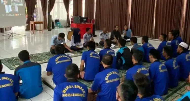 PEMBINAAN: WPB Lapas Klas III Rangkasbitung saat diberikan pembinaan di sela pemberitahuan informasi soal remisi, di lapas setempat. (MULYANA/SATELIT NEWS)